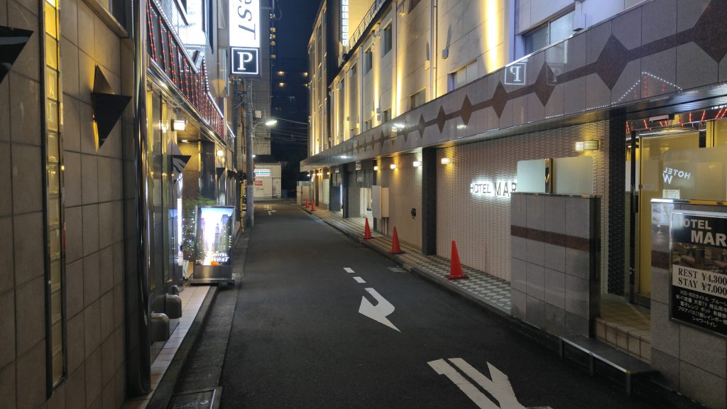 ラブホテル街の脇道