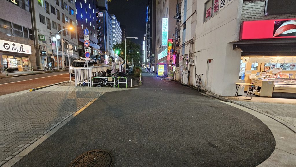 駅前の細道。ピンサロが並んでる通りに入る