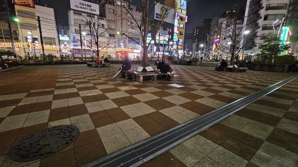 大塚の南口駅前のベンチスペース