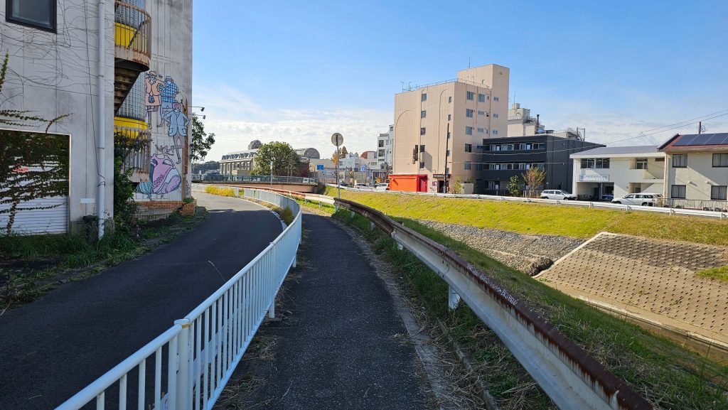 ラブホ街の川沿いの道