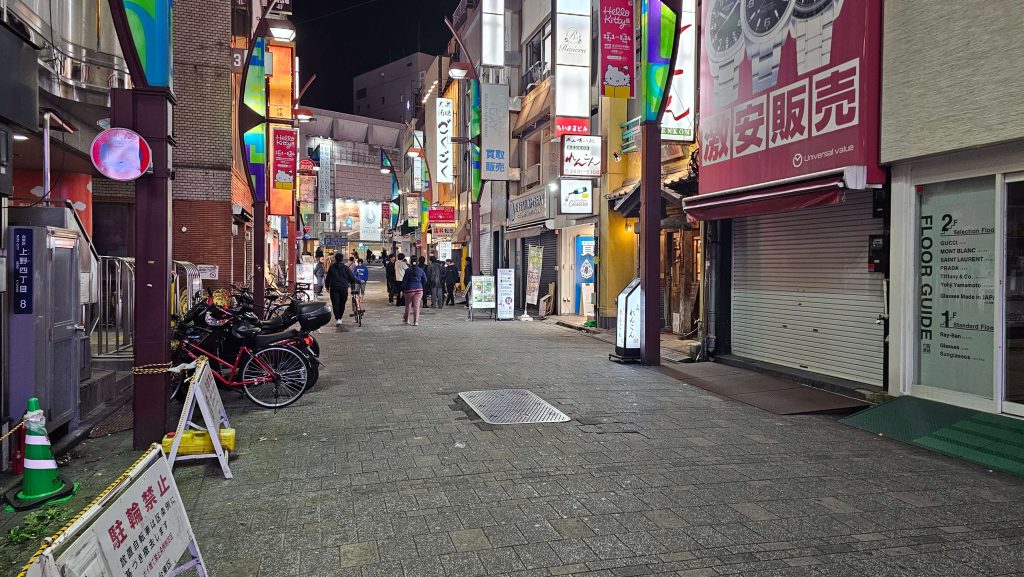 アメ横の横道。かつてはこういった横道でよく立ちんぼに声を掛けられた