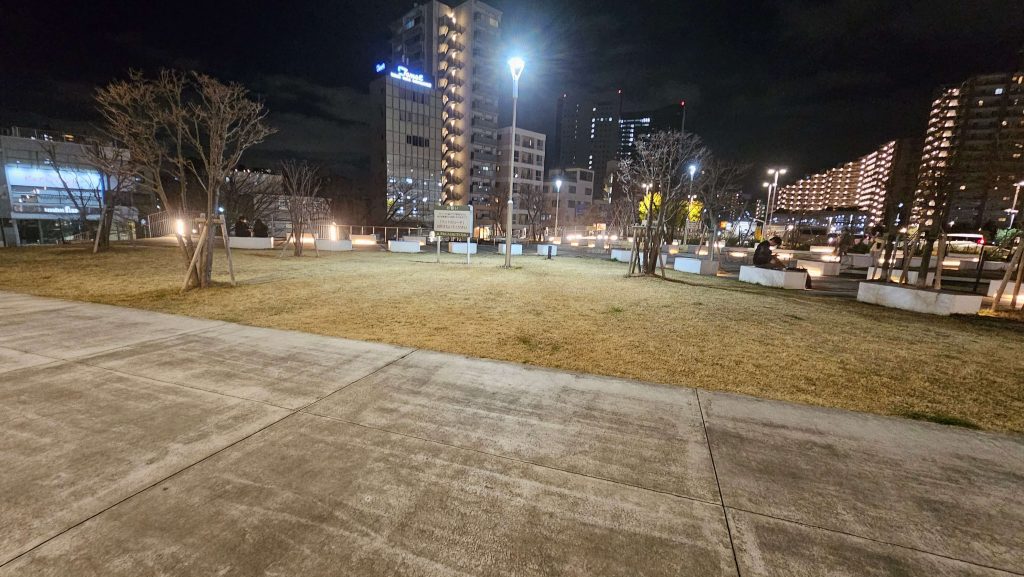 ラゾーナ川崎裏の広場