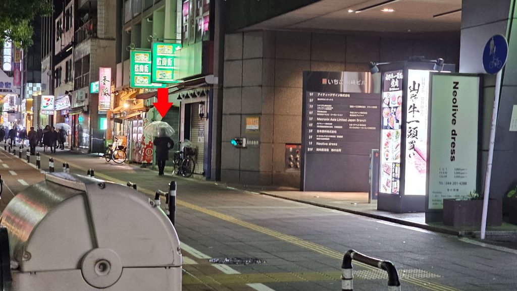 矢印のおばちゃんがチャイエスの客引き