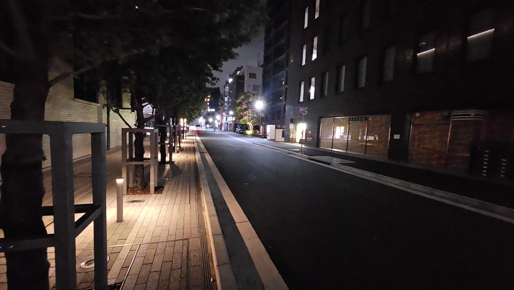 堀之内に入っていく市役所横の路地