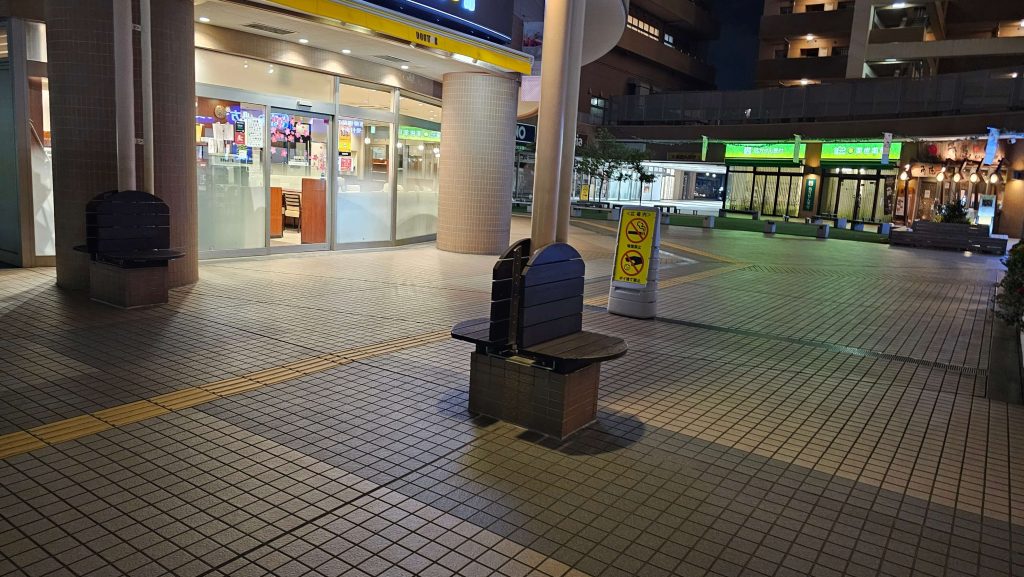鹿島田駅の空中歩道のところにある椅子