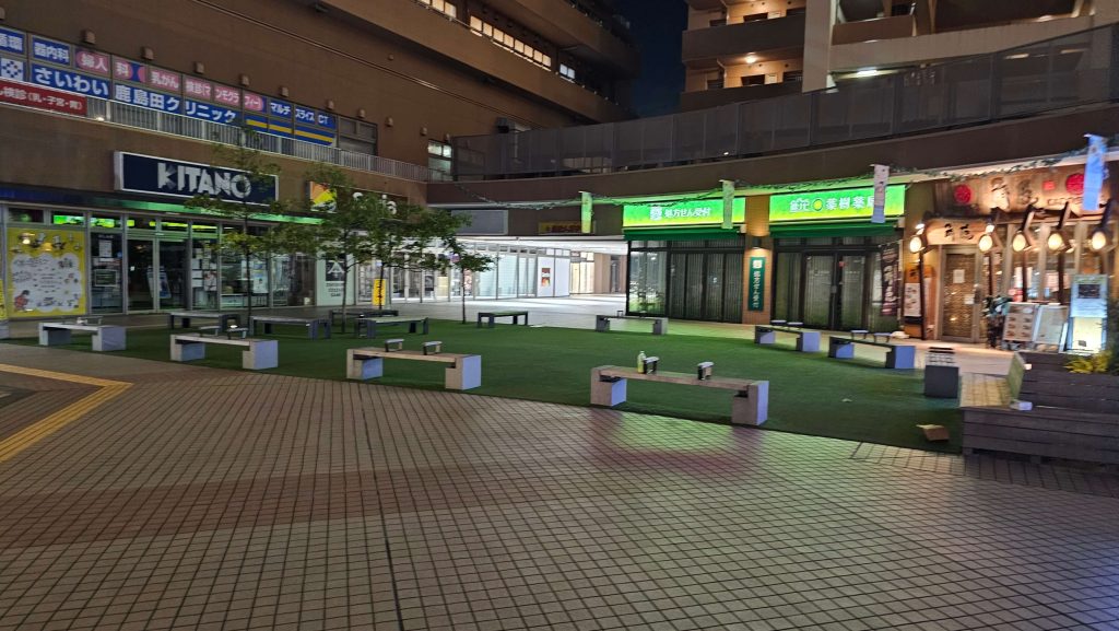 鹿島田駅の空中歩道のところにあるベンチ