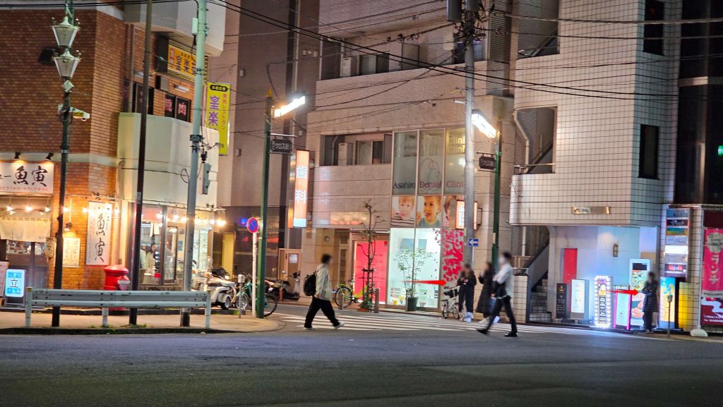 黒いコートを着たたちんぼ