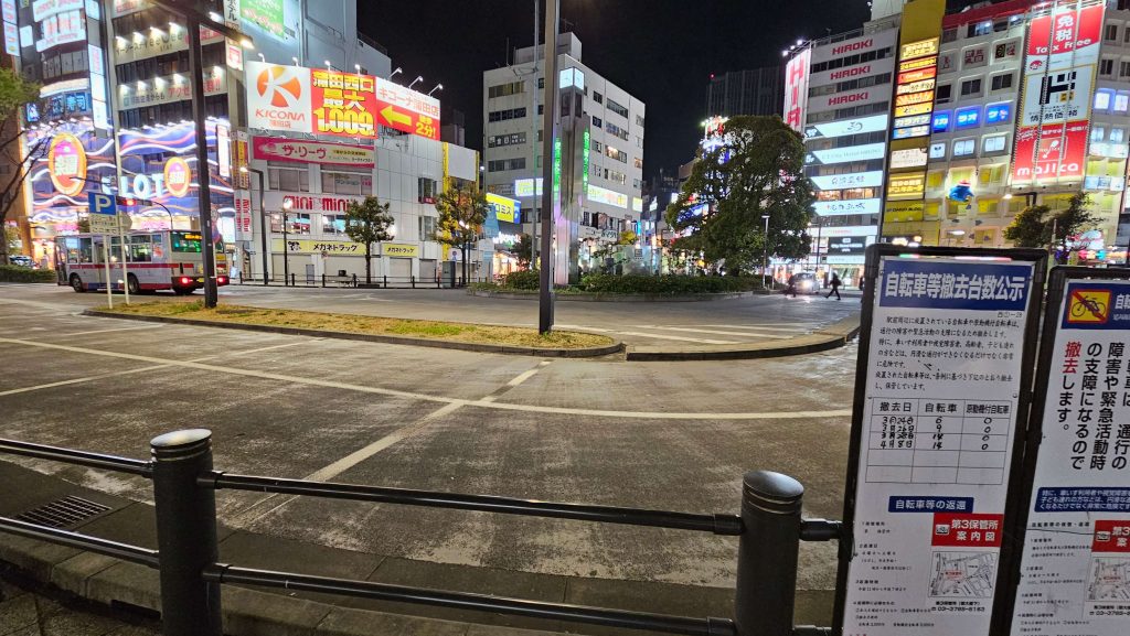 以前はたちんぼがガードレールに腰かけてた