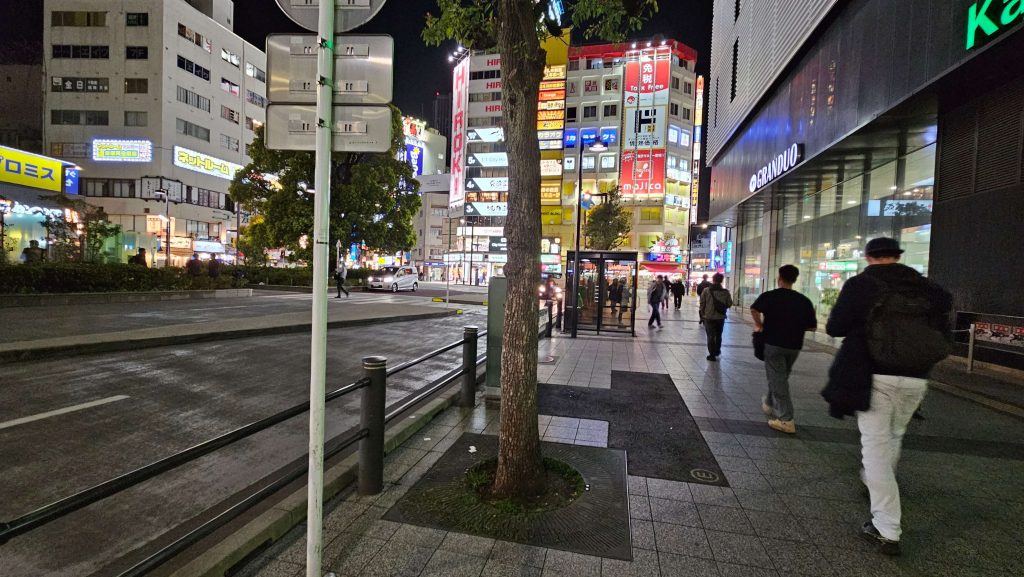 今は駅前で看板を持つガールズバーの女の子の姿があるのみ