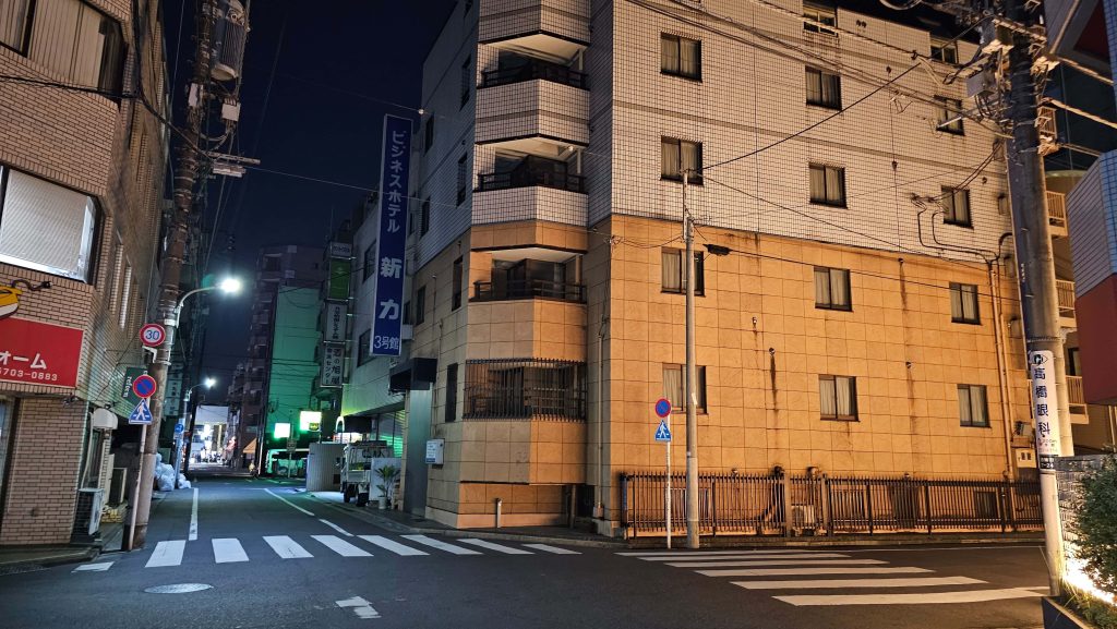 西口のビジネスホテル