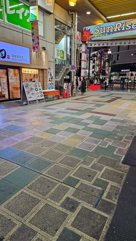 サンライズの入口に立つ客引き。