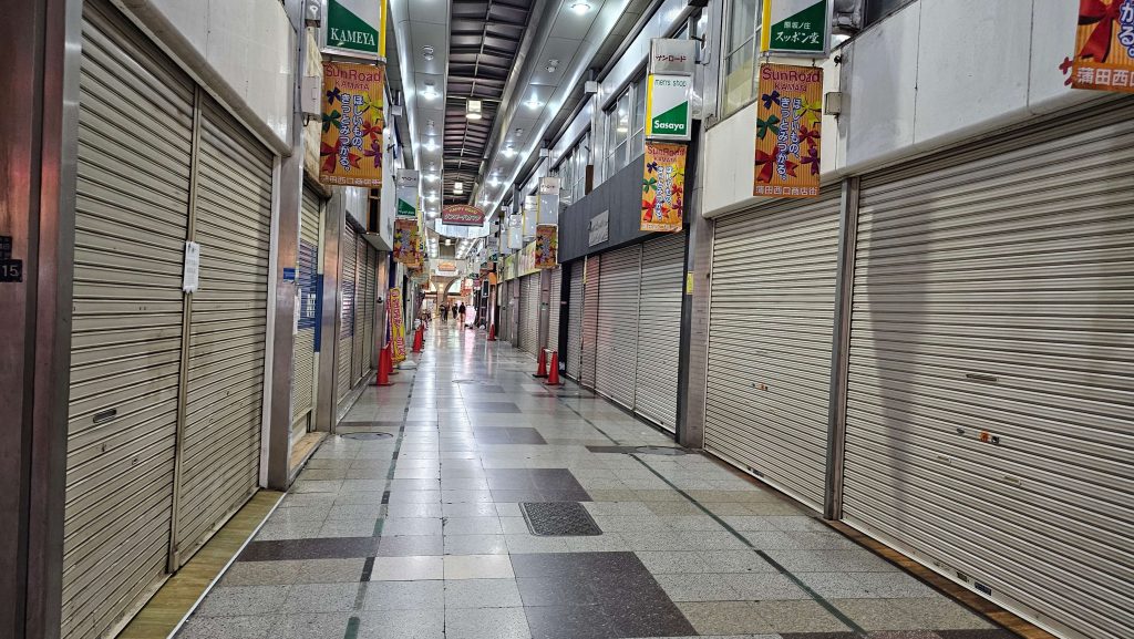 シャッターが閉まる時間帯になると、シャッターが閉まったお店の前に立ちんぼが立つという噂があったが…